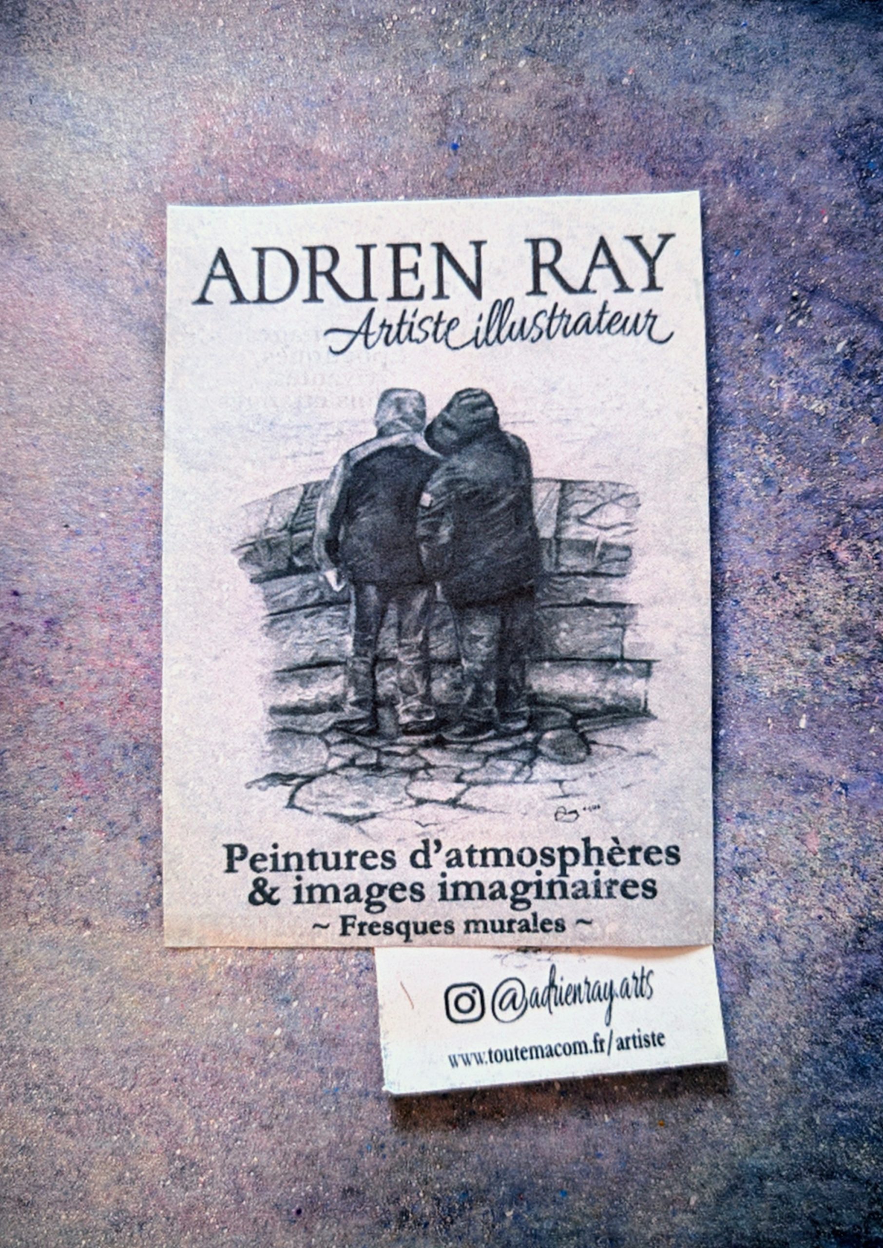 Photo de Adrien Ray tenant une de ses illustrations